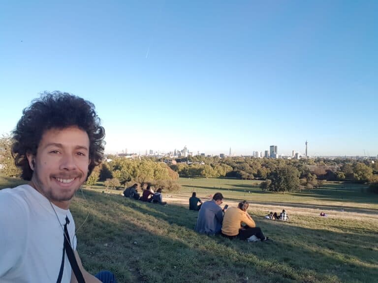 Andrés en un parque