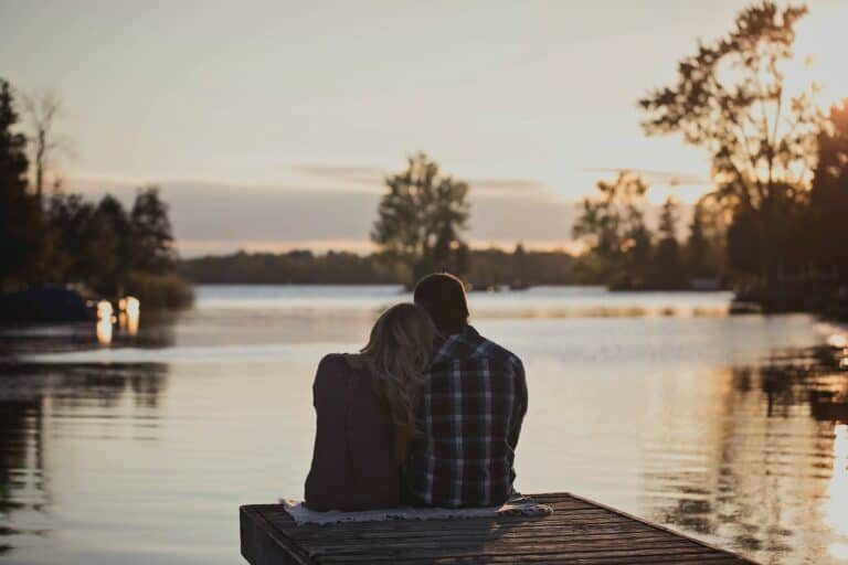 pareja en un atardecer