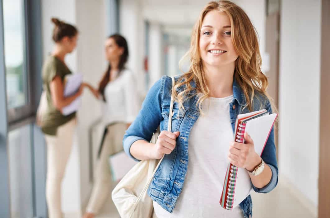 Mujer sosteniendo sus cuadernos