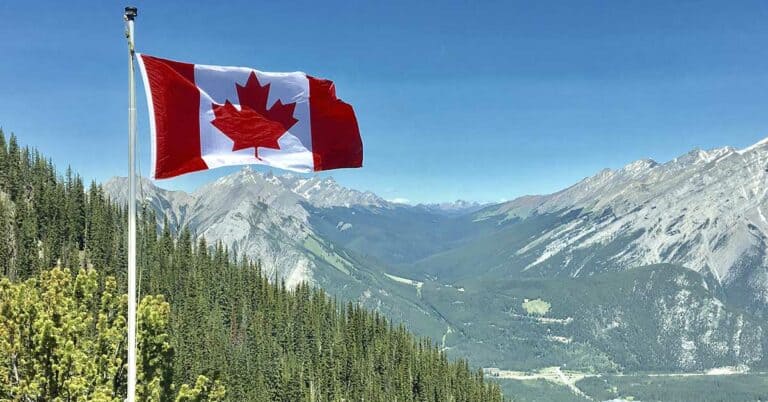 bandera de canadá frente a las montañas