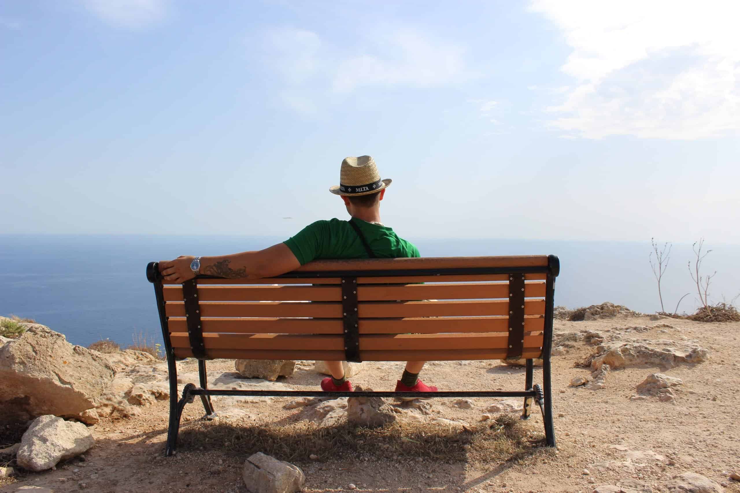 Hombre sentado mirando el horizonte