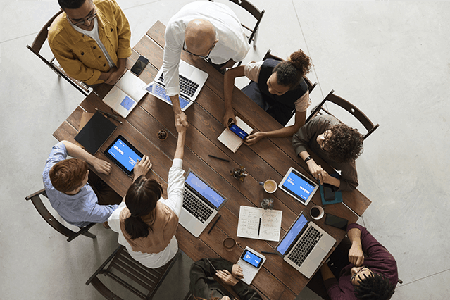 personas en reunión haciendo negocios