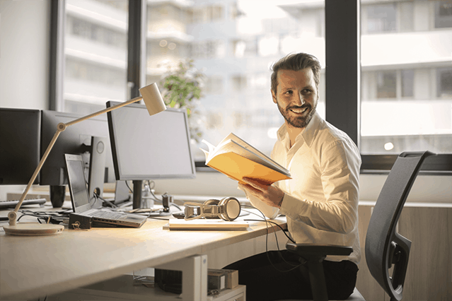 Hombre en su oficina leyendo