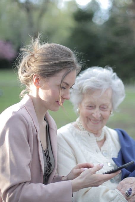 mujer asistiendo a anciana
