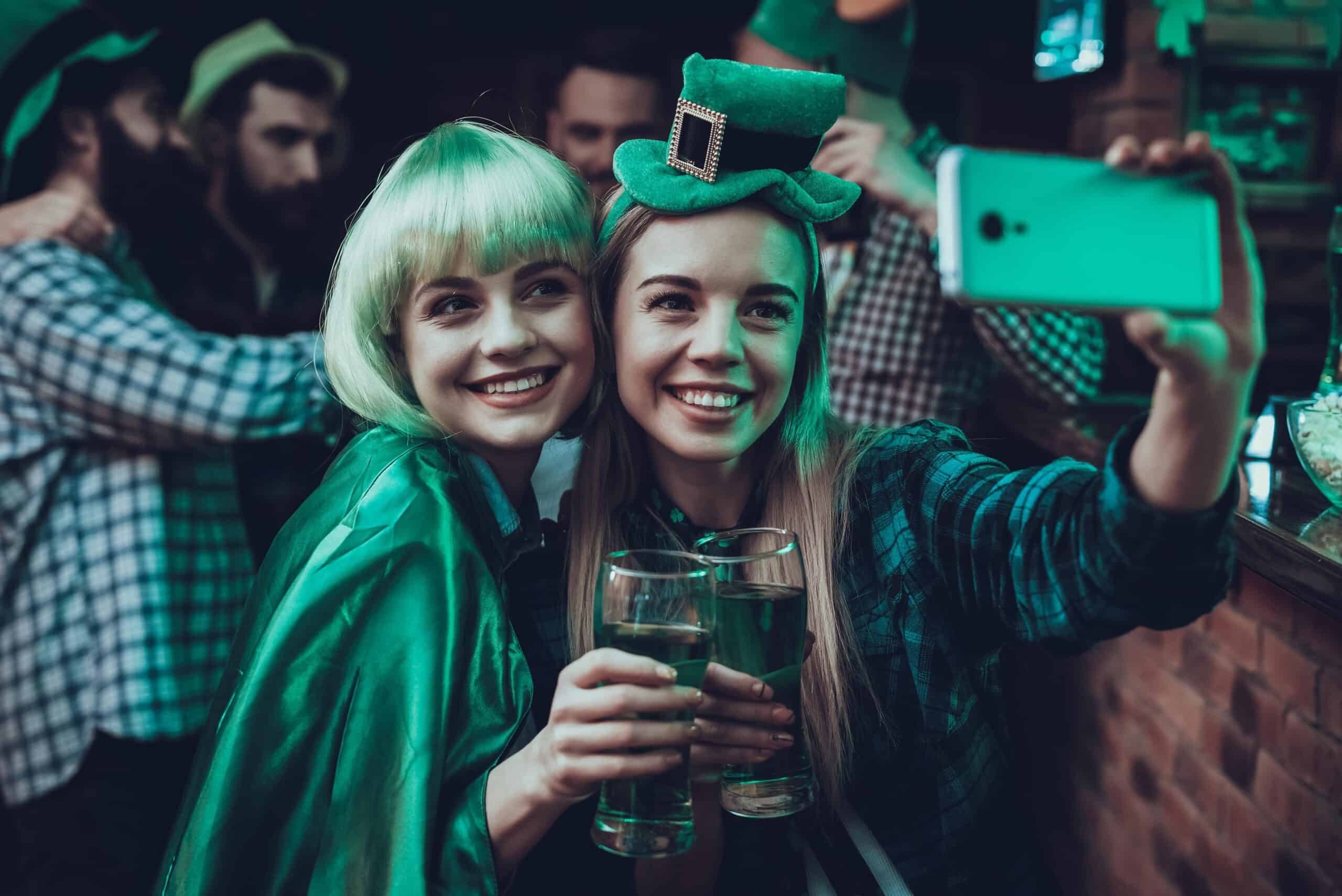 jóvenes tomándose una selfie en un bar irlandés