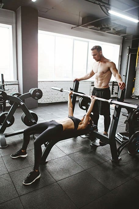 Hombre y mujer haciendo ejercicio en el gimnasio