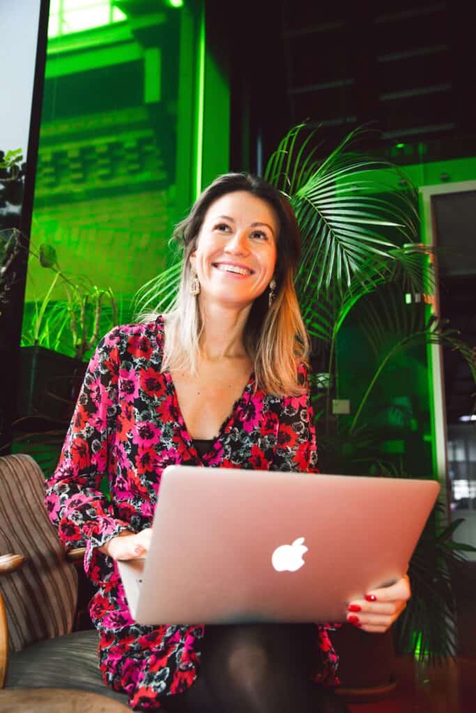 Emprendedora frente a una laptop