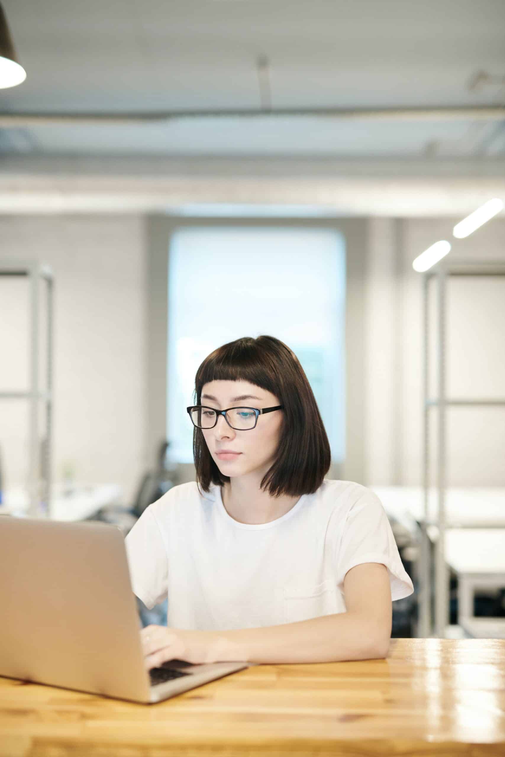 Mujer frente a una laptop