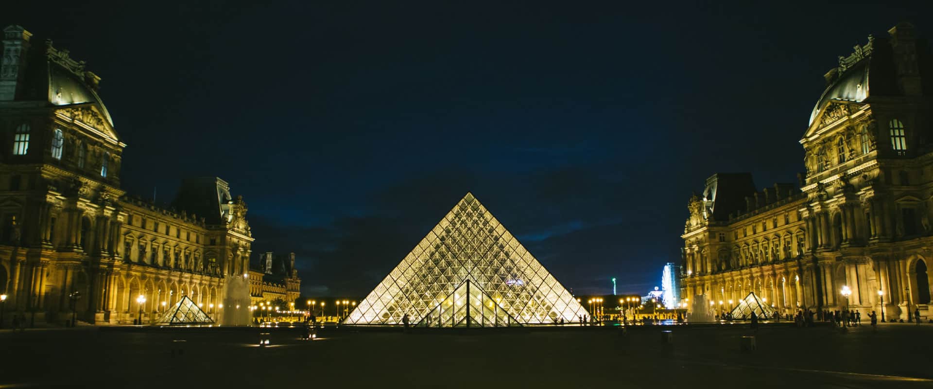 Museo de Louvre de París de noche