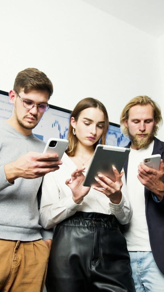 Jóvenes estudiantes leyendo en sus dispositivos