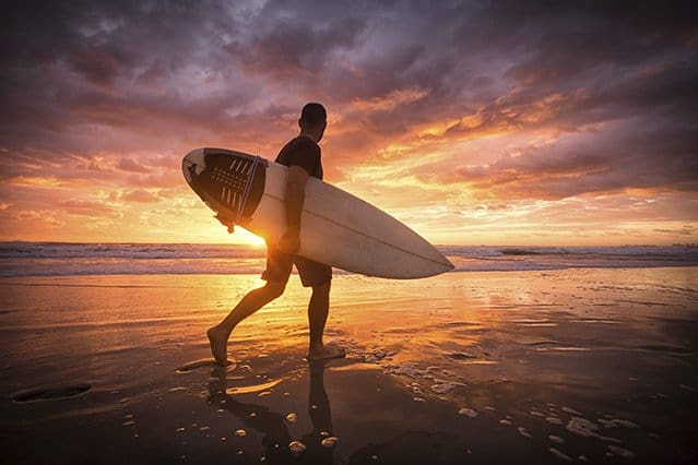 Surfer frente al mar en Gold Coast