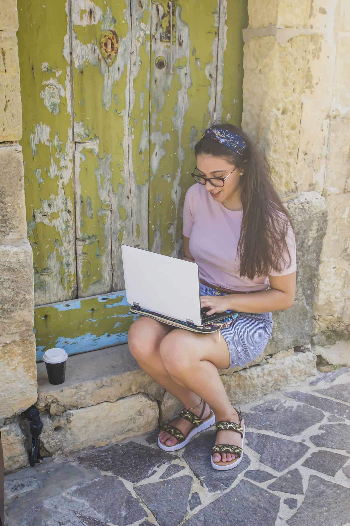 joven estudiando frente a una laptop