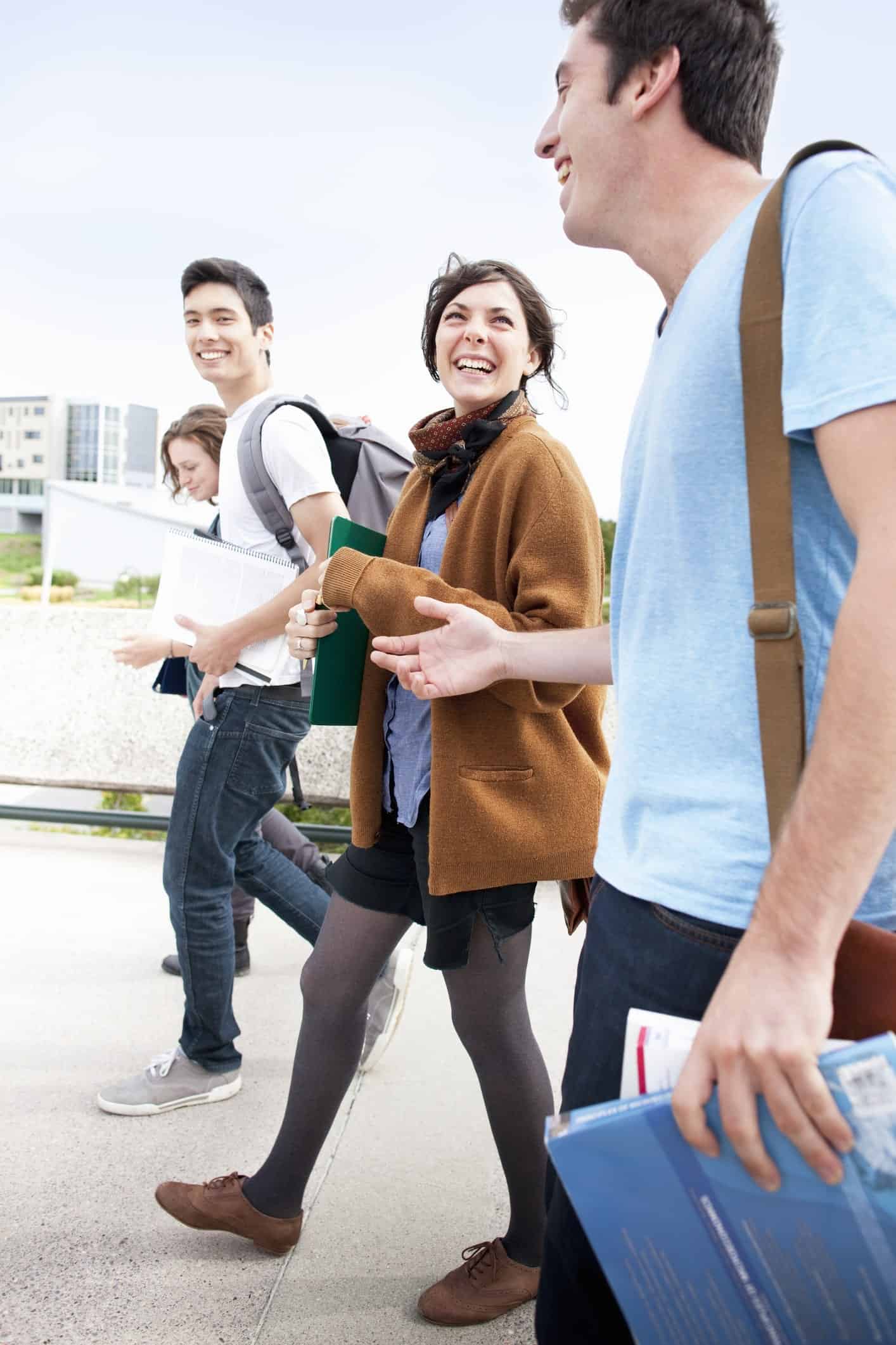 estudiantes caminando juntos