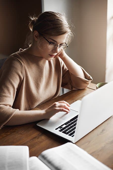 mujer frente a una laptop