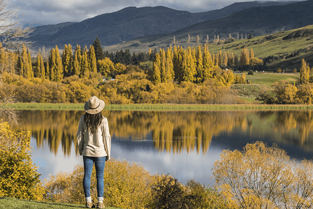 mujer mirando al horizonte en queenstown