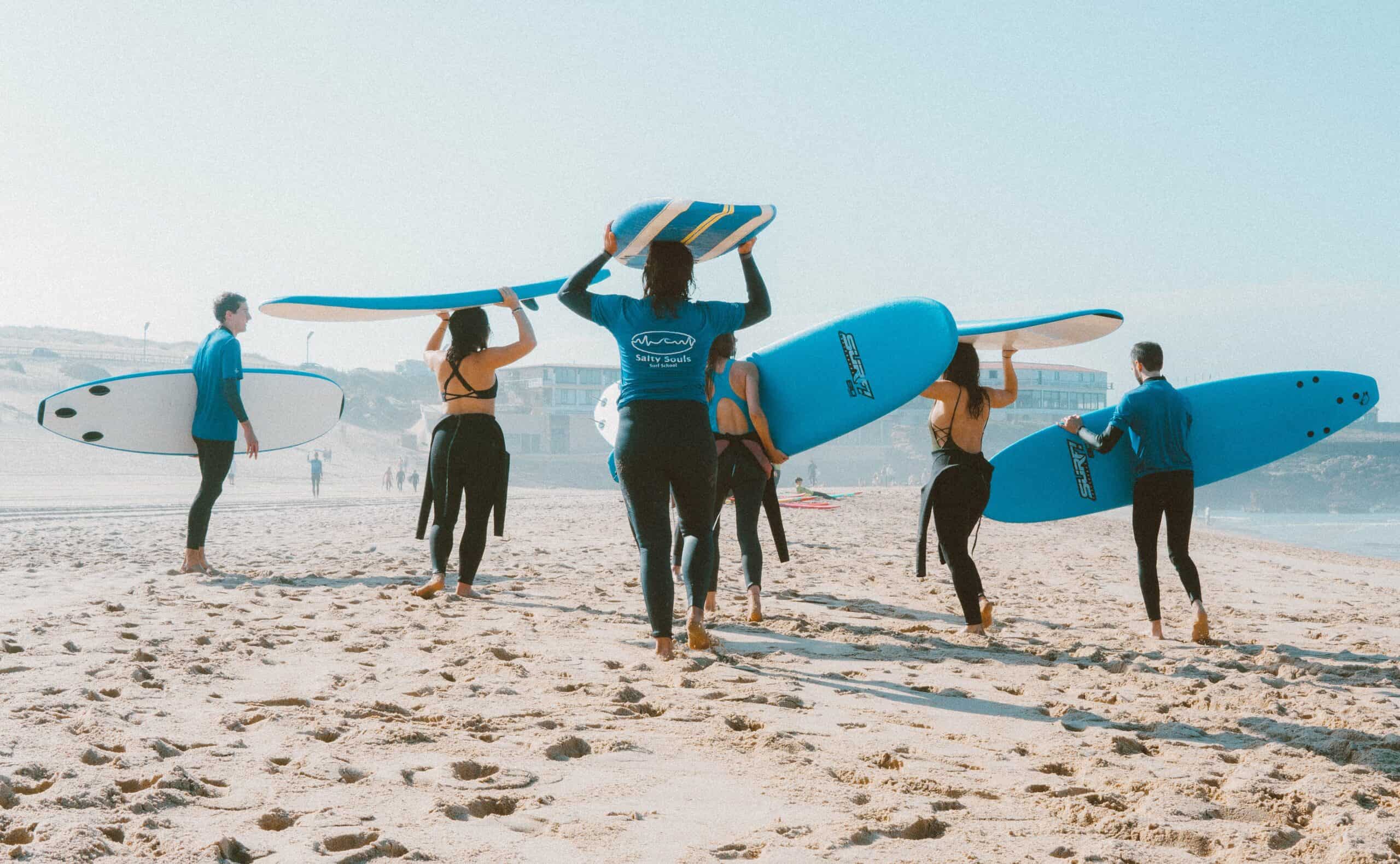 Surfers en la playa