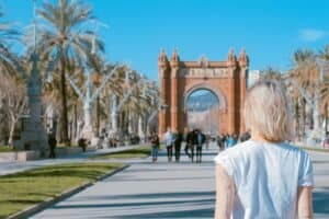 Joven frente al Arco del Triunfo de Barcelona