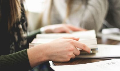 Mujer sosteniendo libro