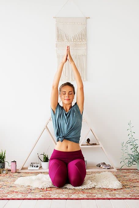 mujer haciendo yoga