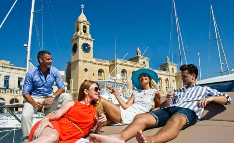Jóvenes relajados en un bote en Malta