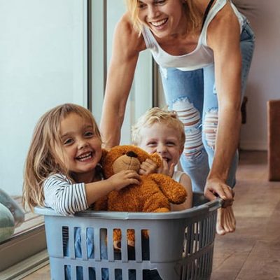 mujer riendo con dos niños