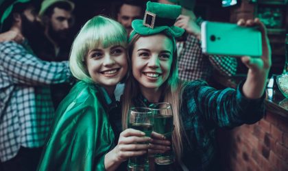 jóvenes tomándose una selfie en un bar irlandés