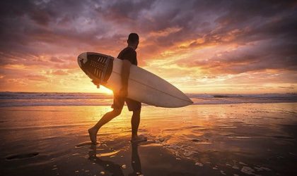 Surfer frente al mar en Gold Coast